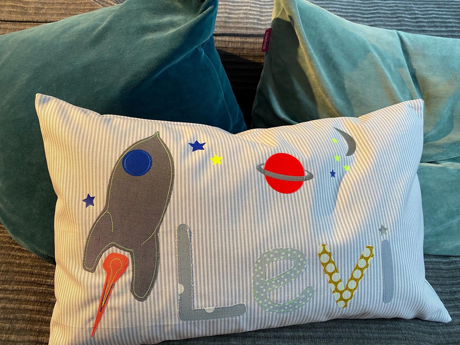 Kissen mit Namen Kissenbezug Kissen Geburt Baby Kissenhülle personalisiert Namenskissen Kuschelkissen Kinderkissen Rakete Weltall Mond Jungs