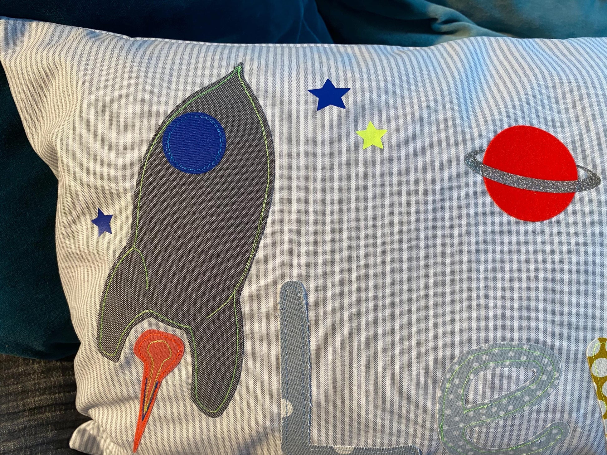 Kissen mit Namen Kissenbezug Kissen Geburt Baby Kissenhülle personalisiert Namenskissen Kuschelkissen Kinderkissen Rakete Weltall Mond Jungs