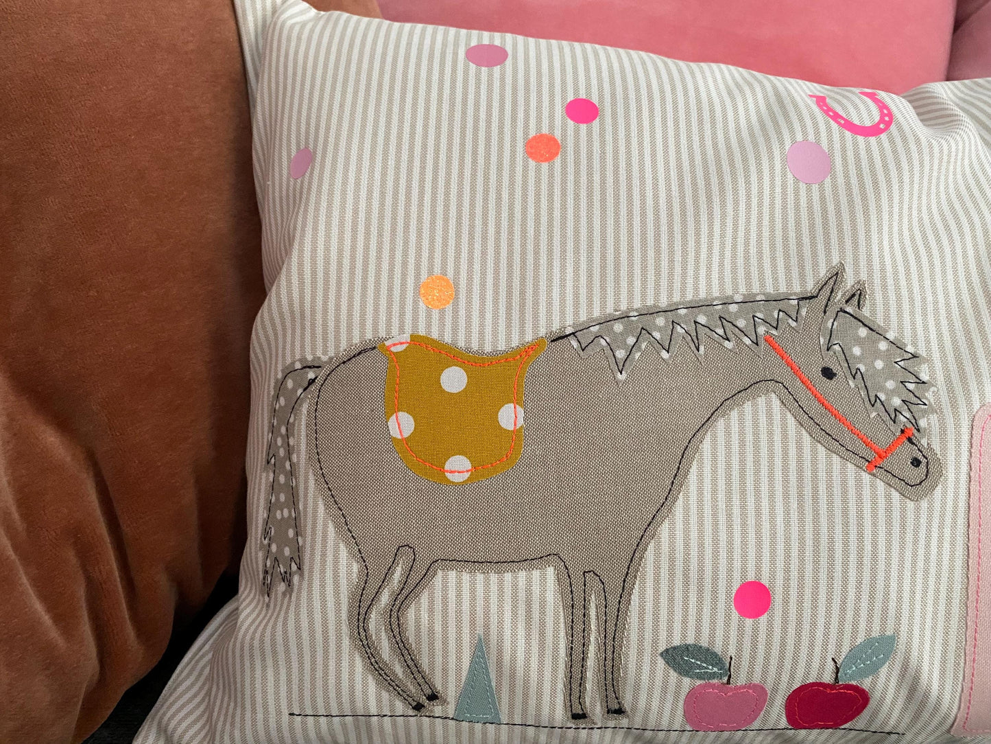 Kissen mit Namen Kissenbezug Geburt Baby Kissenhülle Kissen personalisiert Namenskissen Kuschelkissen Kinderkissen Kissen Pferd Milla Louise