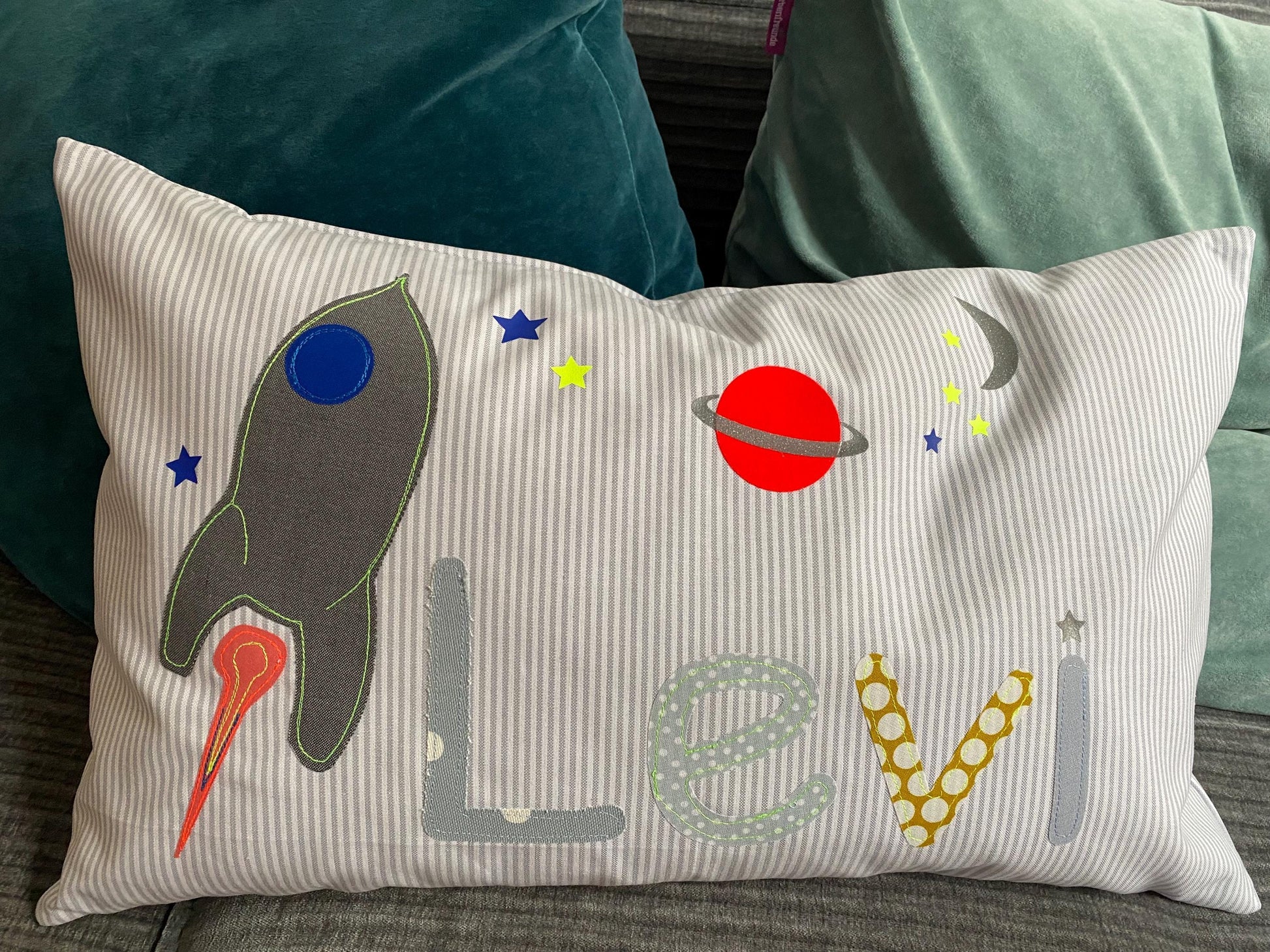 Kissen mit Namen Kissenbezug Kissen Geburt Baby Kissenhülle personalisiert Namenskissen Kuschelkissen Kinderkissen Rakete Weltall Mond Jungs