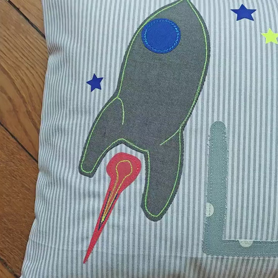 Kissen mit Namen Kissenbezug Kissen Geburt Baby Kissenhülle personalisiert Namenskissen Kuschelkissen Kinderkissen Rakete Weltall Mond Jungs