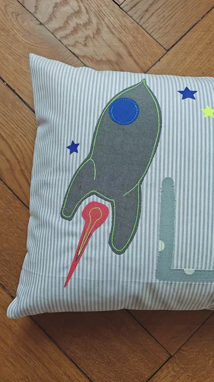 Kissen mit Namen Kissenbezug Kissen Geburt Baby Kissenhülle personalisiert Namenskissen Kuschelkissen Kinderkissen Rakete Weltall Mond Jungs